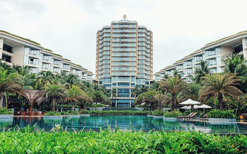 22 Amazing Things To Do In Paris For First-Timers 23 Moulin Rouge Iconic Red Windmill At Night