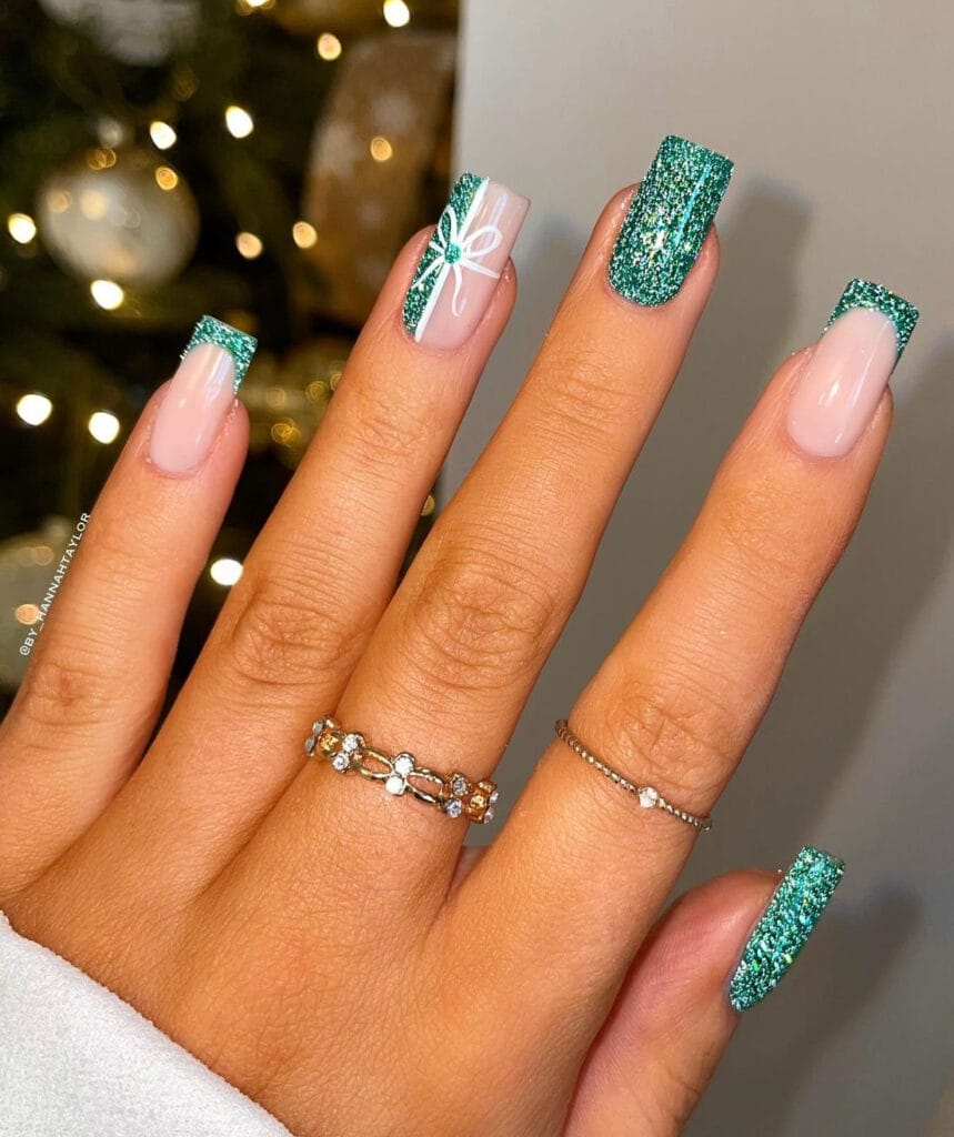 25+ Green Christmas Nail Ideas For A Festive Holiday Look 3 Green Christmas Nails 2